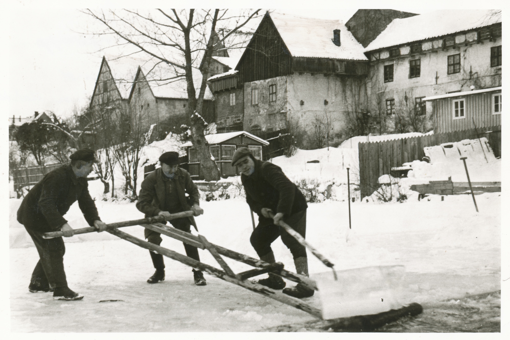 02_PM_OL_Darkehmen_Eisernte_auf_dem_Angerappfluss_Hintergrund_Haeuser_des_Gruenen_Marktes_1935-1942_QU275_SCAN_ID101760