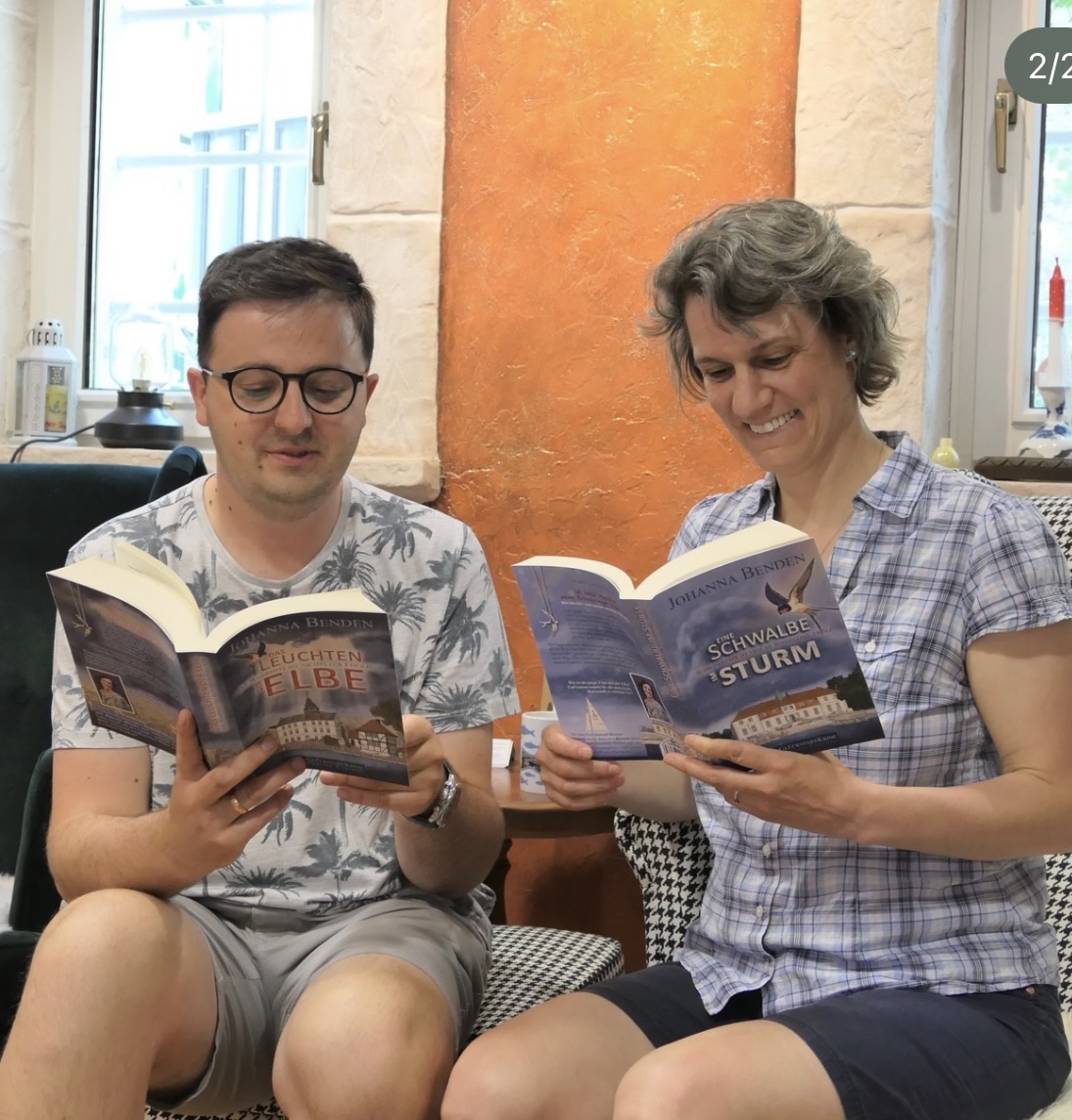 Johanna und Sascha lesen im Lädchen