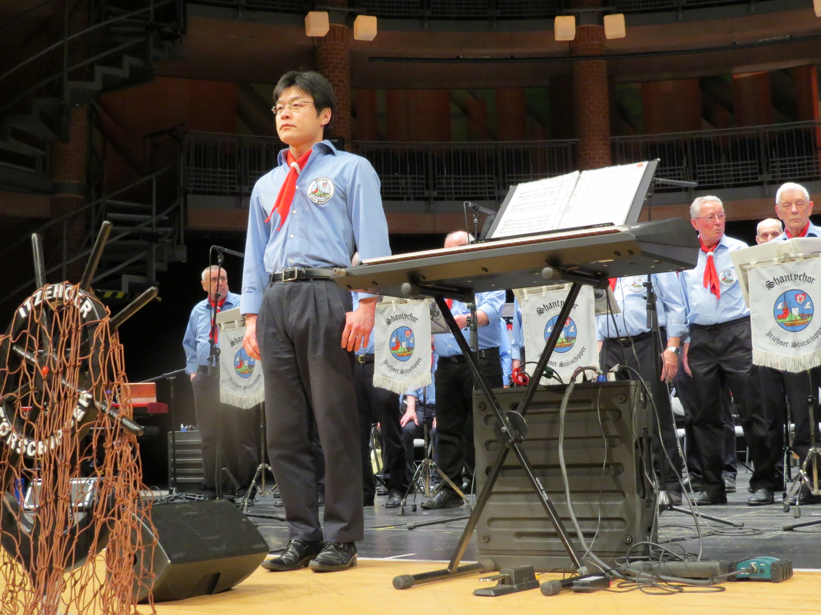 Masanori Hosaka und Chor