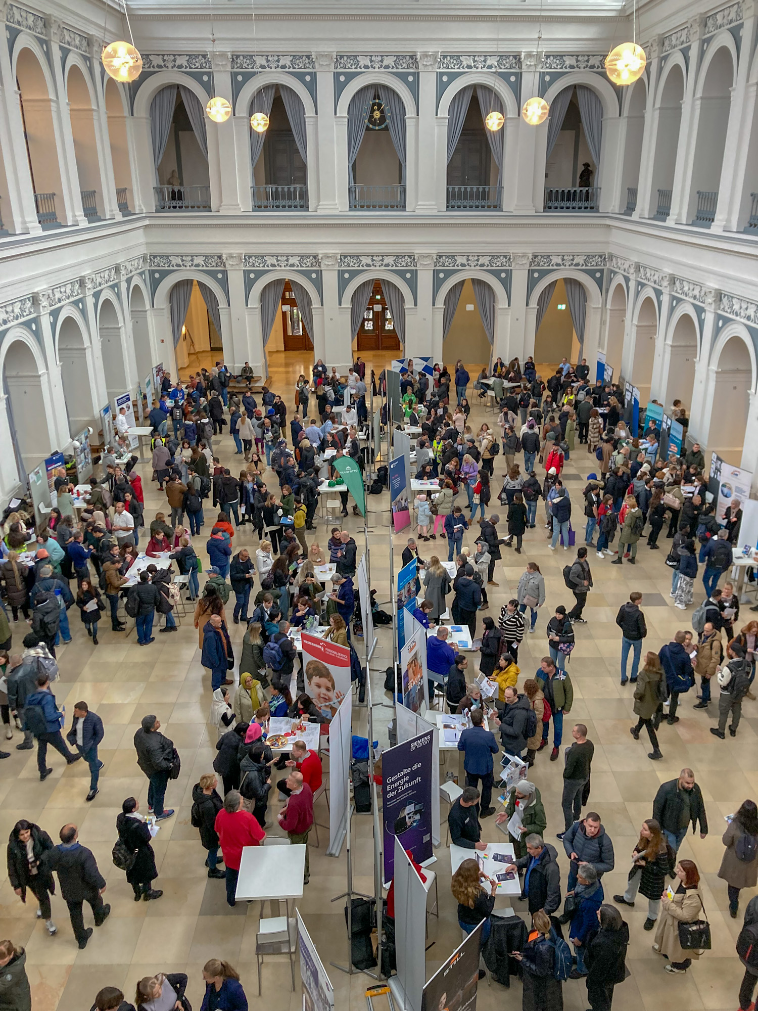 Handelskammer-Messe "Marktplatz der Begegnungen": erster Einstieg in den Hamburger Arbeitsmarkt